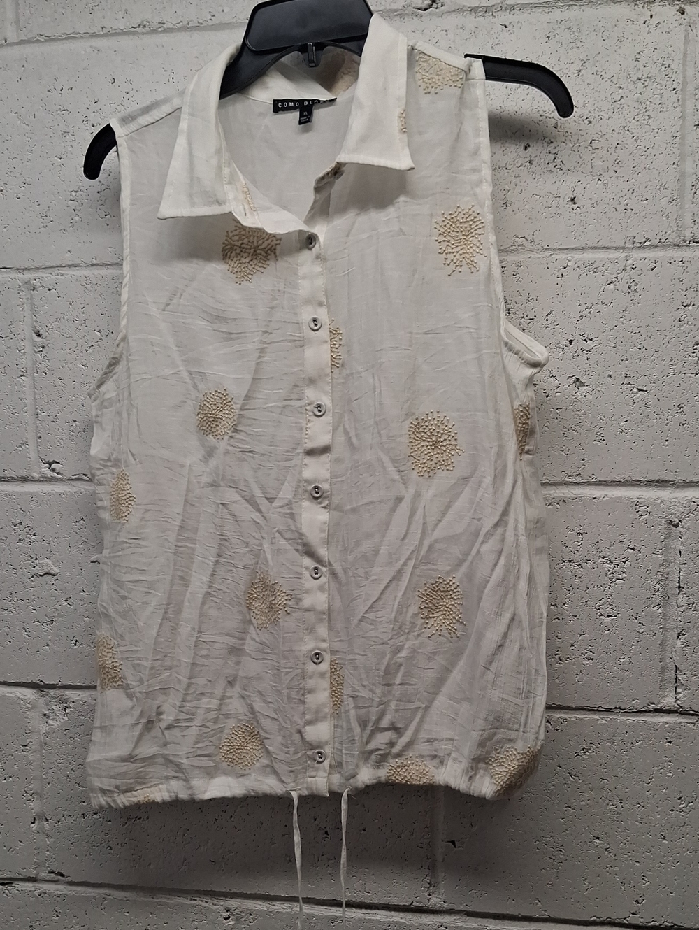 Womwns Como Black Vintage Sleeveless White Button-Front Top with Gold Embroidery